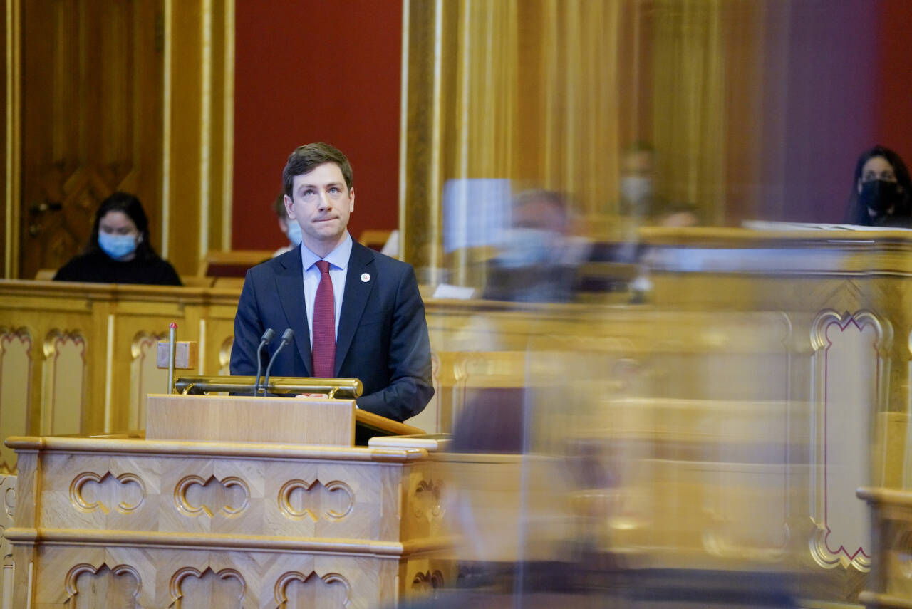 Andreas Sjalg Unneland (SV) sier at det ikke er noen automatikk i at SV støtter regjeringens forslag til reversering av domstolsreformen. Foto: Ole Berg-Rusten / NTB