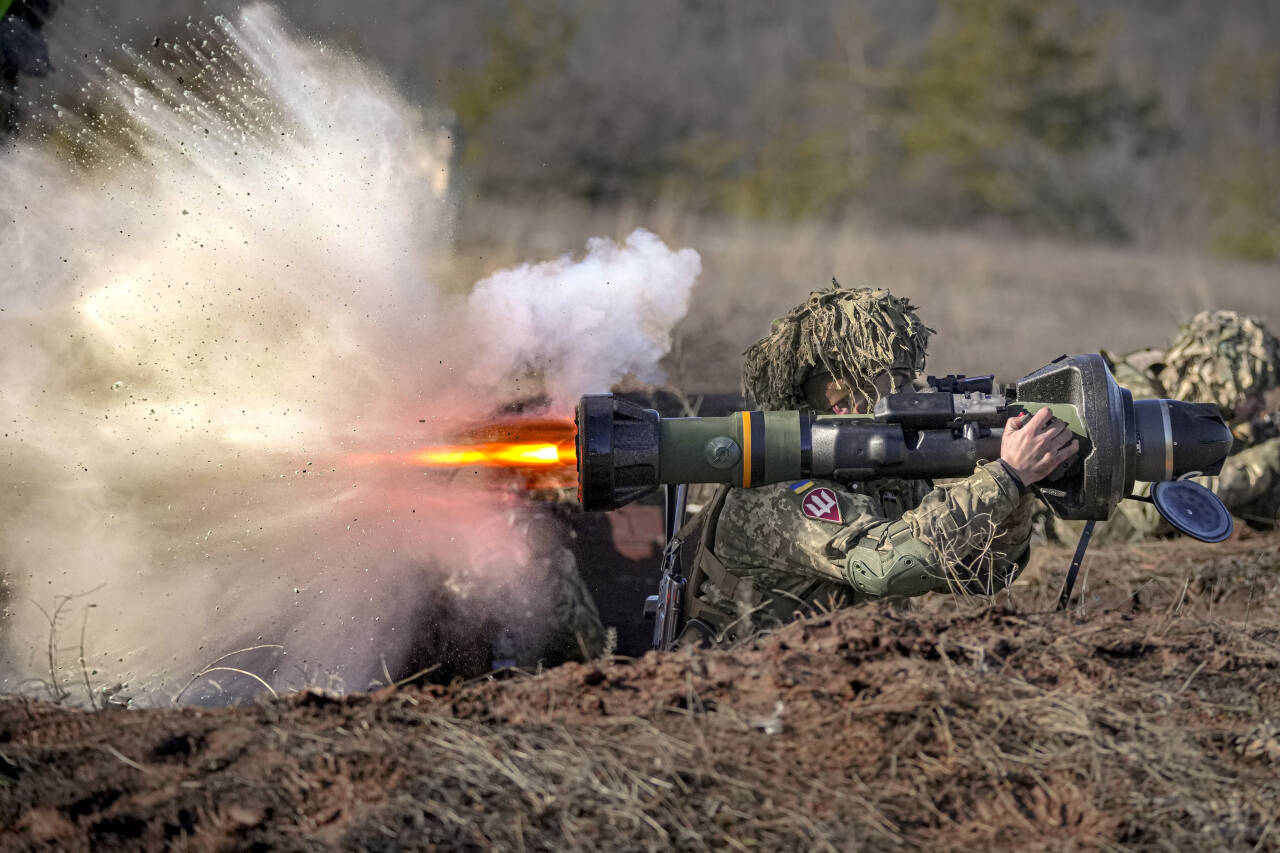 En ukrainsk soldat fyrer av et panservernvåpen i Donetsk. Norske panservernraketter blir nå sendt til Ukraina fra Danmark. Foto: Vadim Ghirda / AP / NTB