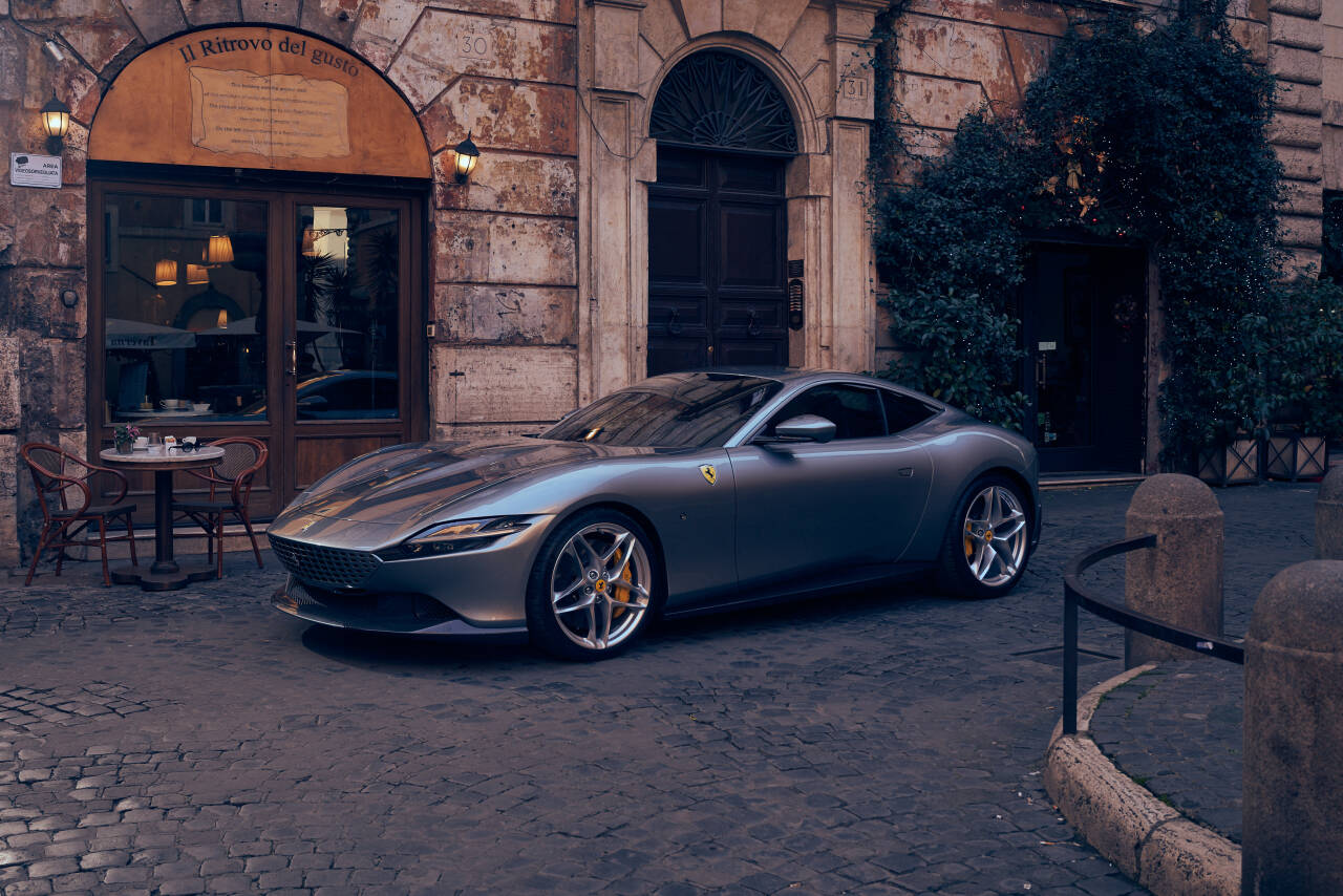 POPULÆR: Ferrari selger flere biler enn noen gang, godt hjulpet av blant annet modellen Roma, som ble lansert i 2020. Foto: Produsenten