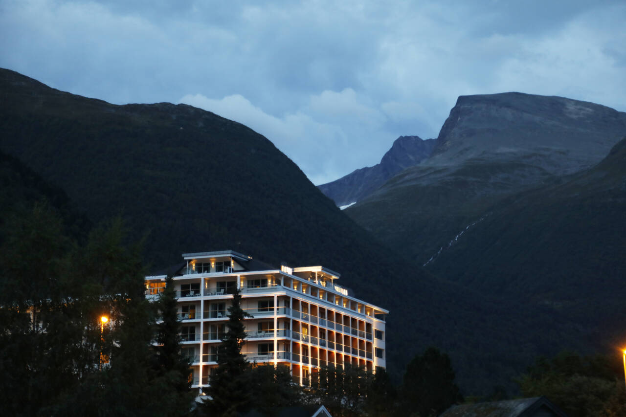 I 2021 var det rekordmange Norgesreiser. På bildet: Hotell Alexandra i Loen innerst i Nordfjord. Foto: Erik Johansen / NTB