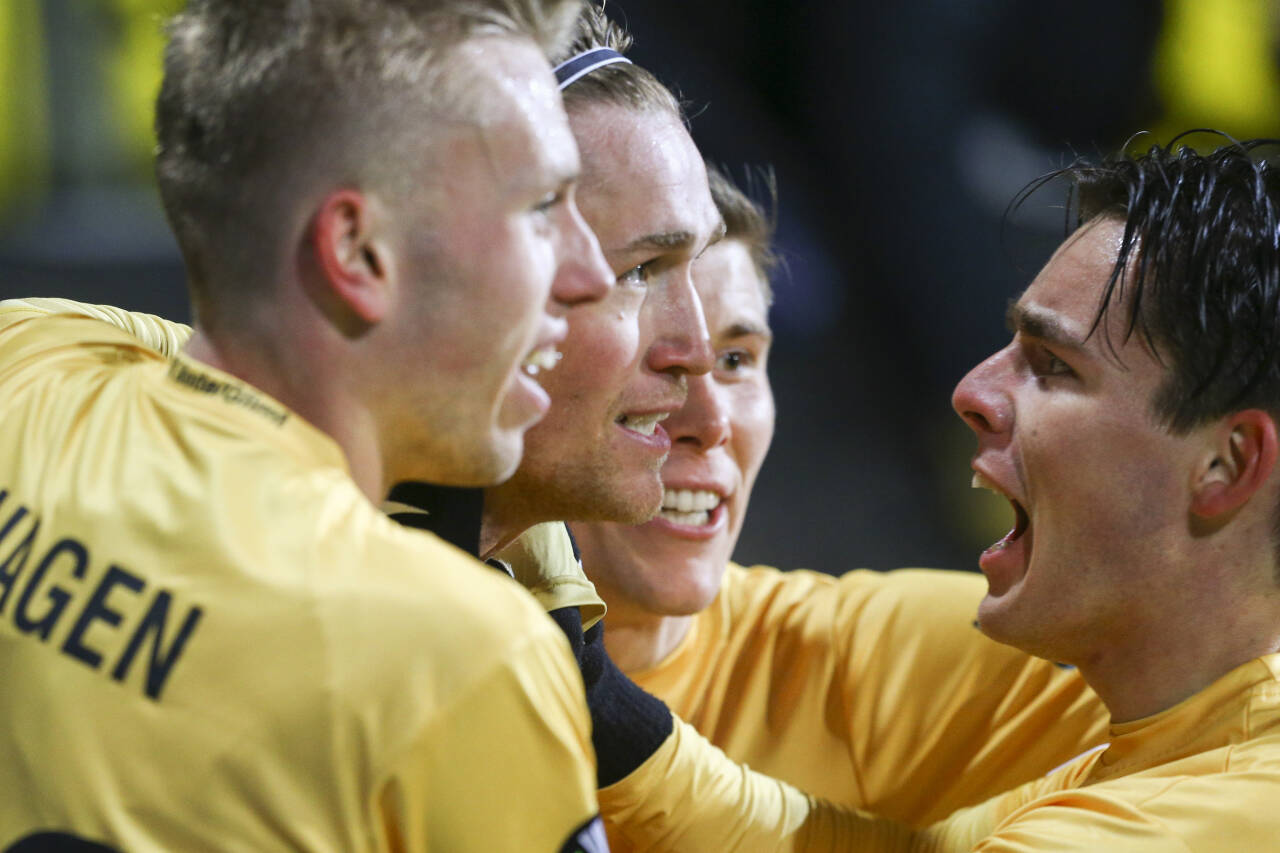 Bodø/Glimt feirer Ola Solbakkens tidlige ledermål i returkampen mot Celtic i conferenceligaen. Foto: Mats Torbergsen / NTB