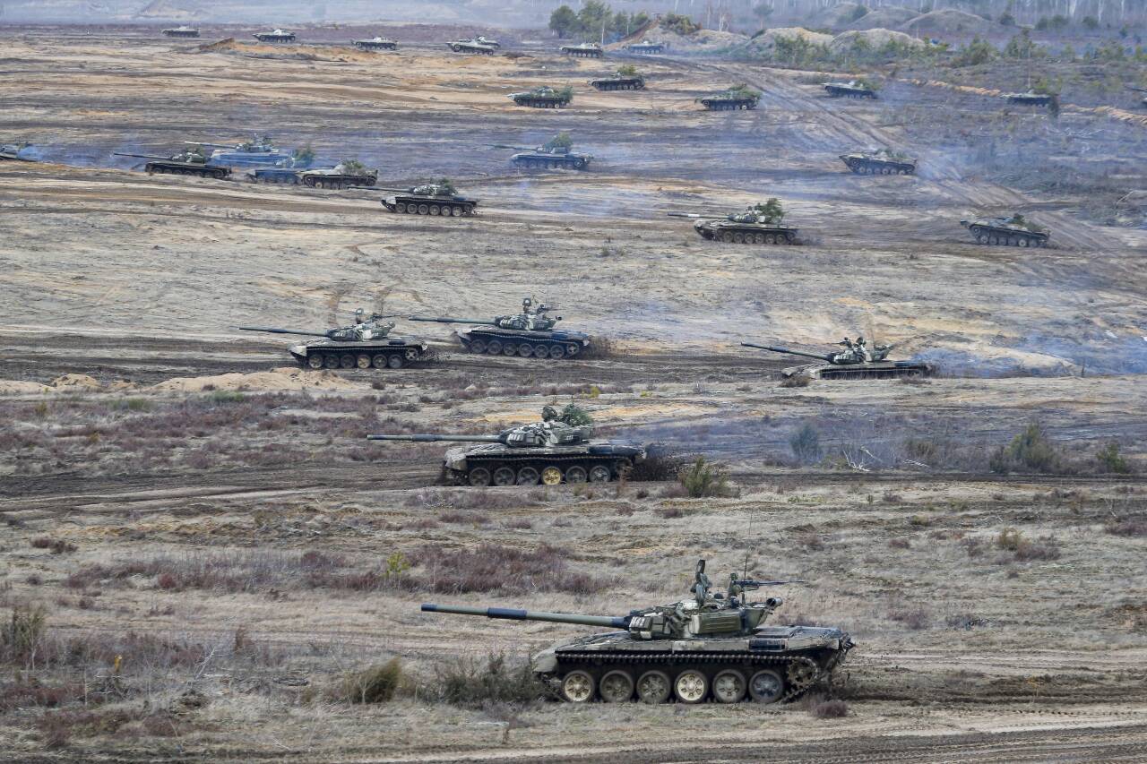 Russiske stridsvogner, som denne måneden har deltatt i en stor militærøvelse i Hviterussland (bildet), rullet i morgentimene torsdag over grensa til Ukraina. Foto: AP / NTB