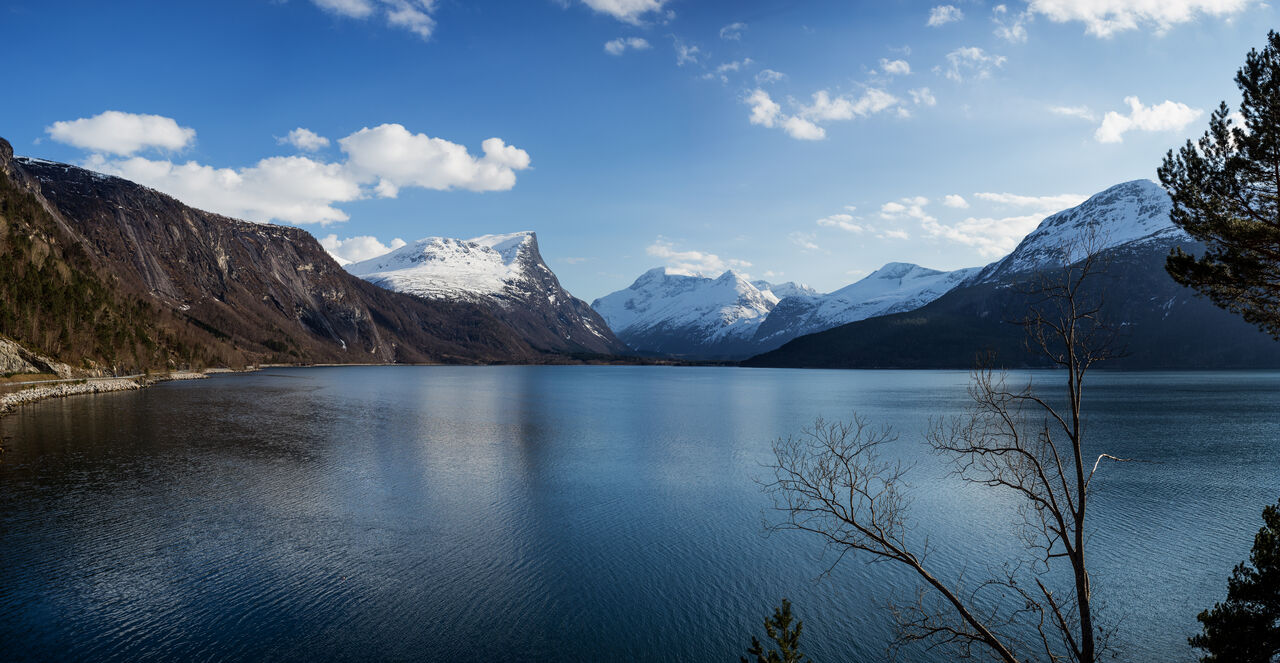 Dokkaelva innerst i Eresfjord går over sine bredder under ekstremværet. Illustrasjonsfoto: Steinar Melby