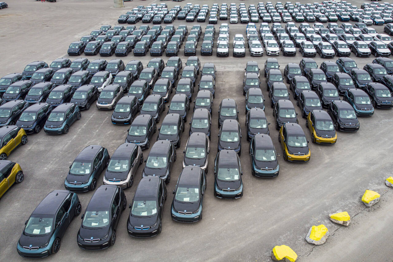 SOLID VOLUM: Siden 2013 har ingen annen BMW-modell vært i nærheten av å ha samme salgsvolum i Norge som i3. Her har en porsjon ankommet havna i Drammen. Foto: Heiko Junge / NTB