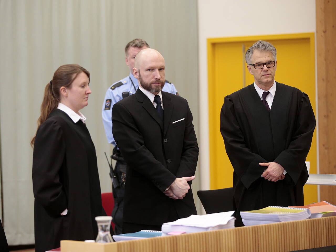 Anders Behring Breivik hevdet han hadde sluttet å bruke vold for å nå politiske mål forrige gang han møtte i retten. Nå skal Telemark tingrett vurdere om samfunnet fortsatt trenger ekstra beskyttelse mot ham. Her sammen med advokatene Øystein Storrvik og Mona Danielsen da Breivik saksøkte staten for menneskerettighetsbrudd. Foto: Lise Åserud / NTB