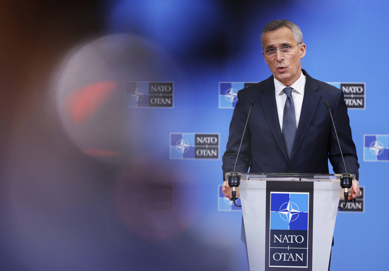 Generalsekretær i Nato, Jens Stoltenberg, opplyser overfor Aftenposten at han har diskutert stillingen som sjef i Norges Bank to ganger med oljefondssjef Nicolai Tangen. Foto: Olivier Matthys / AP / NTB 