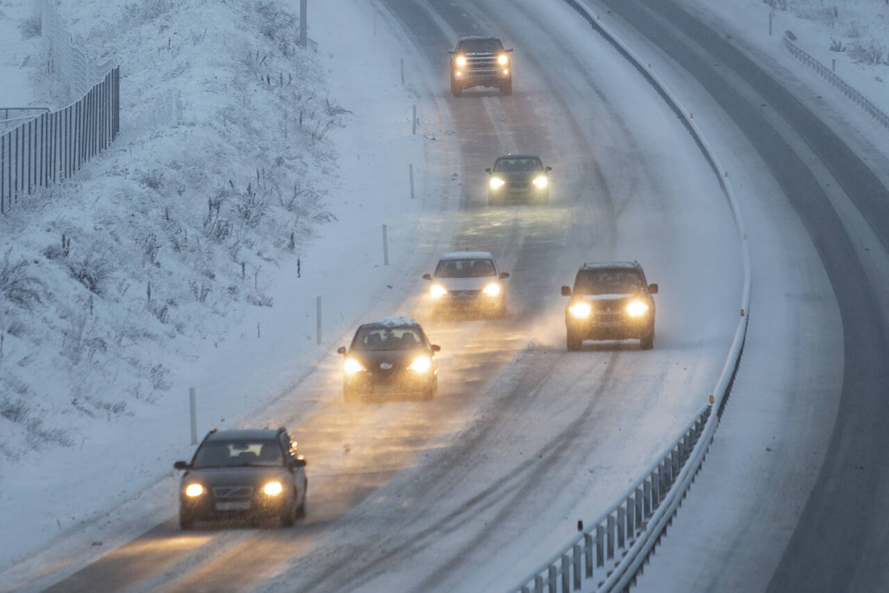 Statens vegvesen advarer om vanskelige kjøreforhold som følge av dårlig vær. Foto: Paul Kleiven / NTB