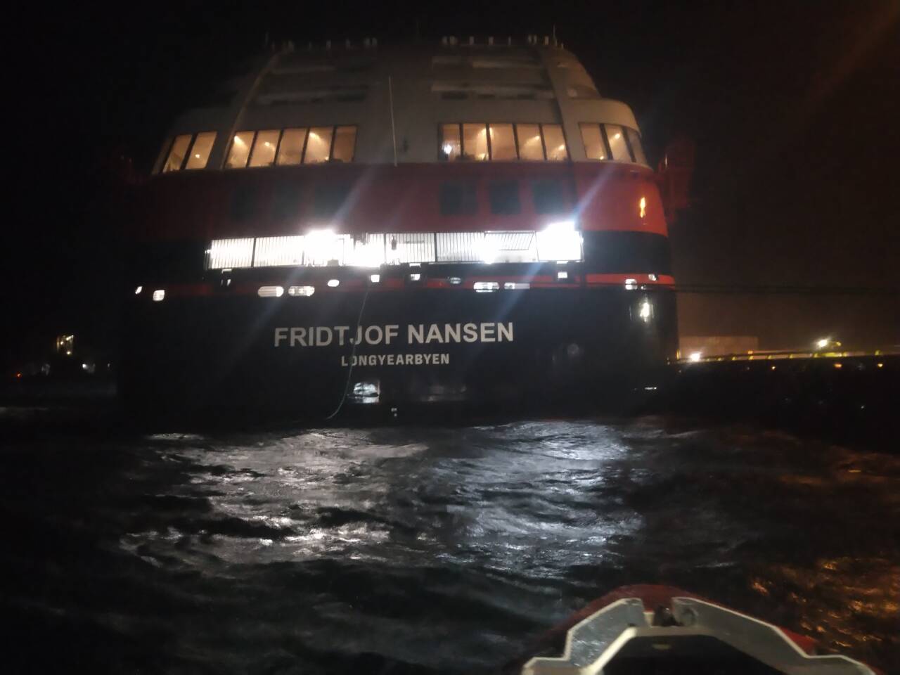 Redningsskøyta Bergen Kreds har bistått Hurtigruten sitt skip Fridtjof Nansen med å legge til kai og fortøye ved Trollebø kai i Måløy etter grunnberøring natt til onsdag. Foto: Redningsselskapet / NTB