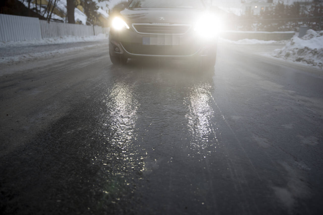 Underkjølt regn er det aller vanskeligste føret å kjøre på, påpeker NAF. Illustrasjonsfoto: Terje Pedersen / NTB
