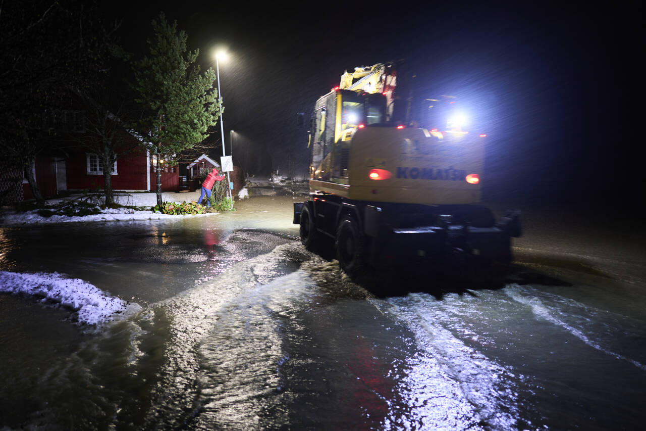 Her på Fannrem i Orkland kommune har Kvamsbekken flommet over som følge av ekstremværet Gyda. Foto: Ole Martin Wold / NTB