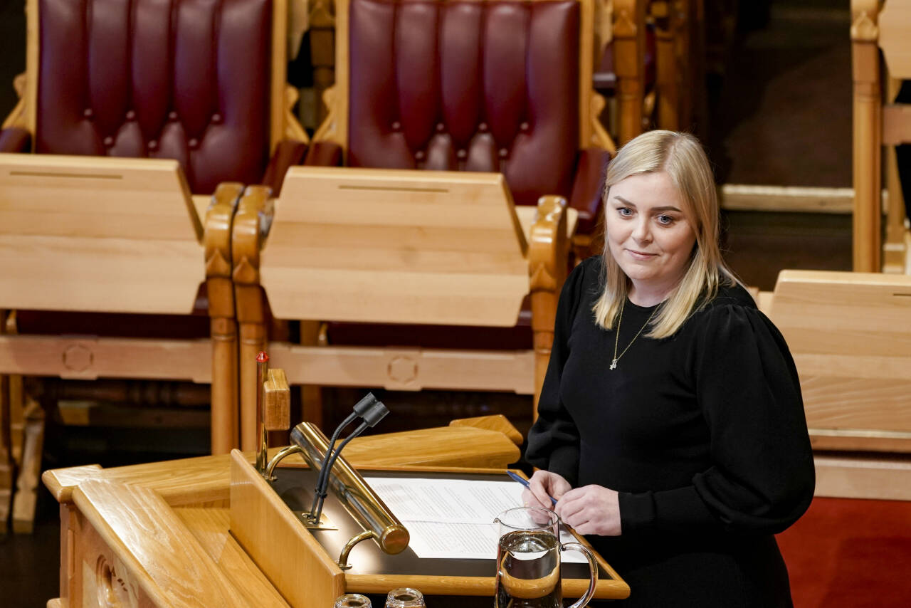 Høyres nestleder Tina Bru anklager regjeringen for å «slepe beina etter seg» mens bedrifter sitter igjen med store strømregninger. Foto: Stian Lysberg Solum / NTB