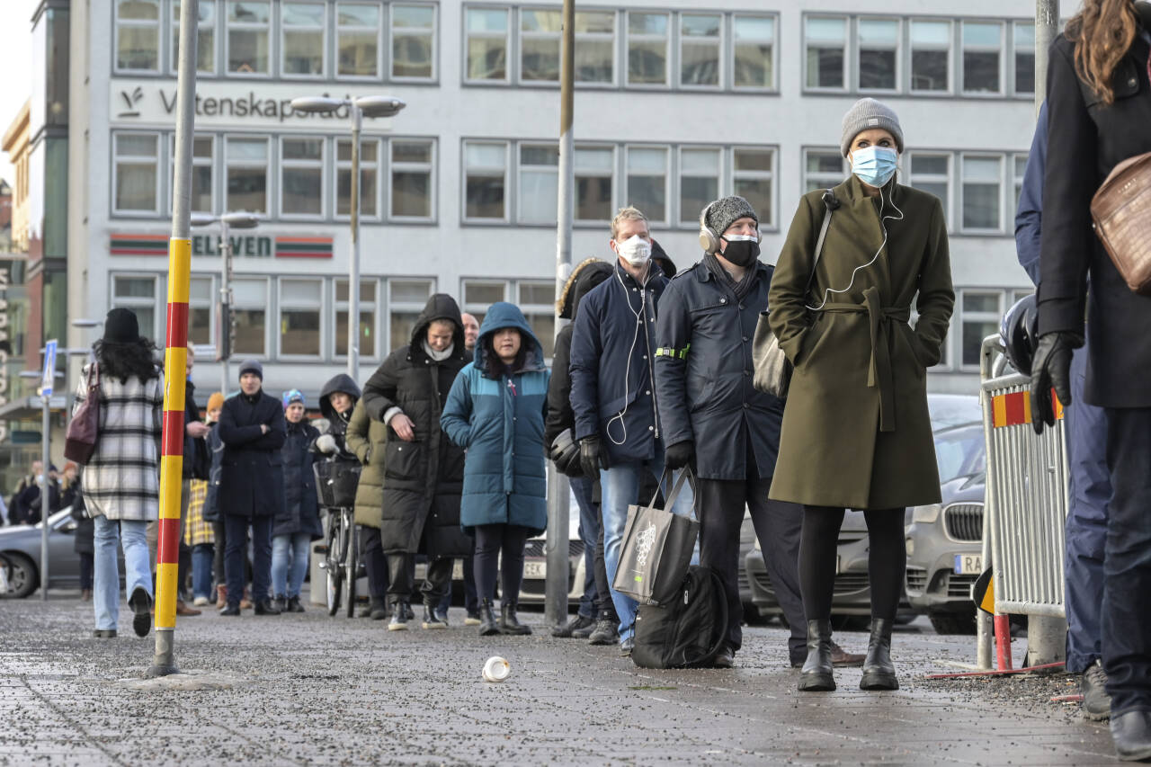 Svensker i kø for koronavaksinering i Stockholm tidligere denne måneden. Foto: Anders Wiklund / TT / AP / NTB