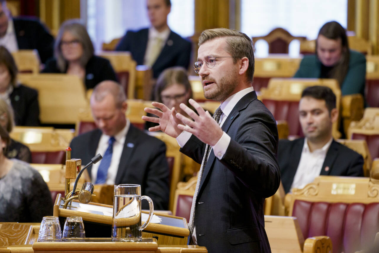 Sveinung Rotevatn, her under debatt i Stortinget, krever at skjenkestoppen opphører.Foto: Stian Lysberg Solum / NTB