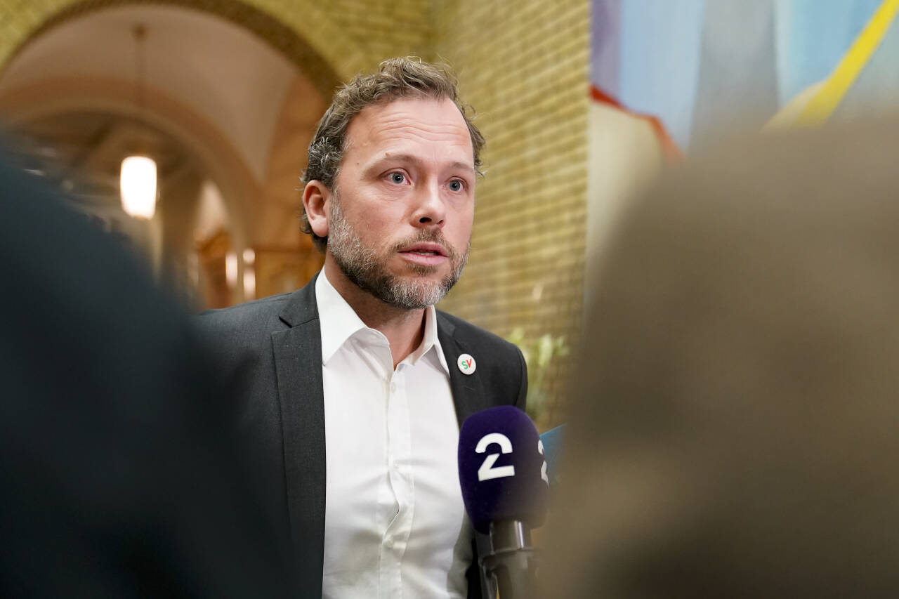 Leder i Sosialistisk Venstreparti, Audun Lysbakken, sier partiets stortingsrepresentanter vil stemme for regjeringens forslag om økning i strømstøtten.Foto: Torstein Bøe / NTB