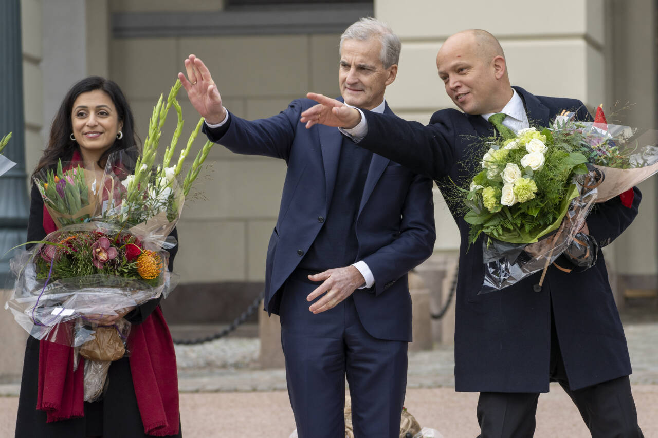 Lørdag er det 100 dager siden regjeringen troppet opp på Slottsplassen og startet sitt arbeid. Her er statsminister Jonas Gahr Støre (Ap), finansminister Trygve Slagsvold Vedum (Sp) og arbeids- og inkluderingsminister Hadia Tajik (Ap). Foto: Heiko Junge / NTB