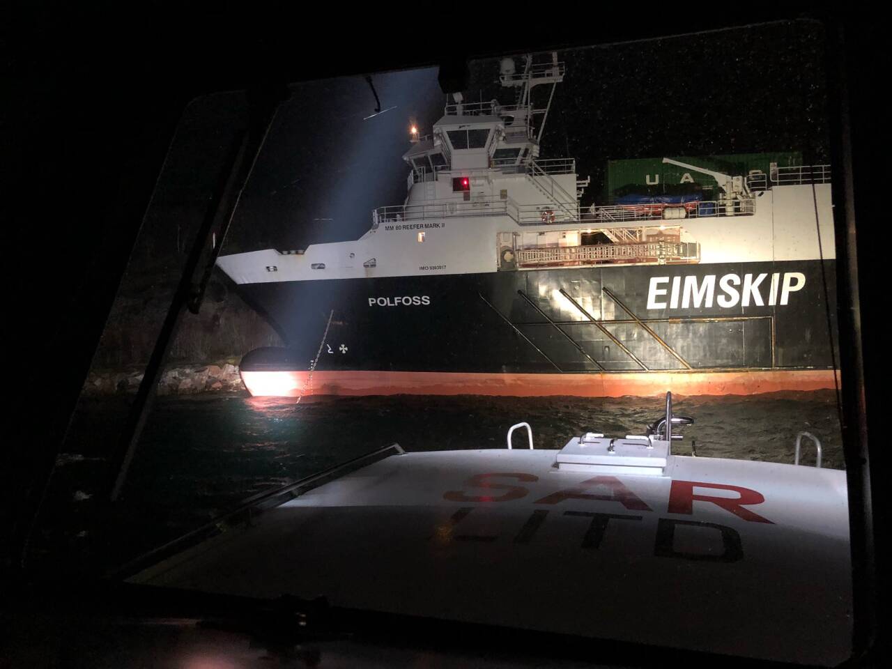 Redningsskøyta Erik Bye bistår lasteskipet Polfoss. Foto: Redningsselskapet / NTB
