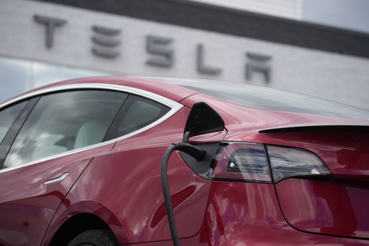 En Tesla Model 3 står til lading. Det er den mest solgte modellen i Norge. Foto: David Zalubowski / AP / NTB