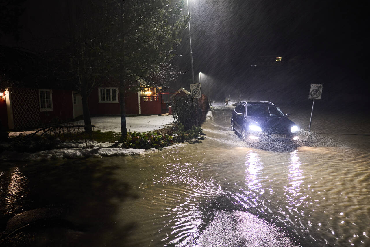 Januar 2022 ble en måned med mye vær. Her fra da Kvamsbekken på Fannrem i Orkland kommune flommet over under ekstremværet Gyda. Foto: Ole Martin Wold / NTB
