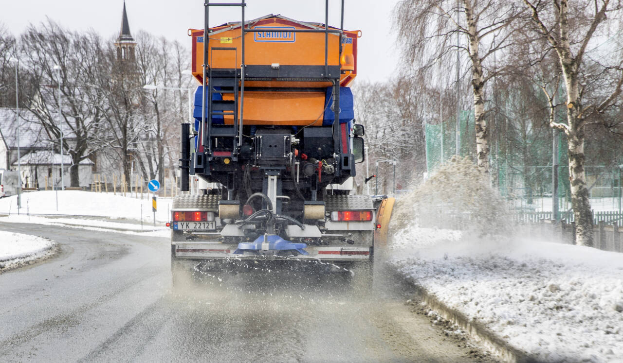 Det var i fjorårets vintersesong en nedgang på 14 prosent i bruk av salt på riksveiene, sammenlignet med året før. Foto: Gorm Kallestad / NTB