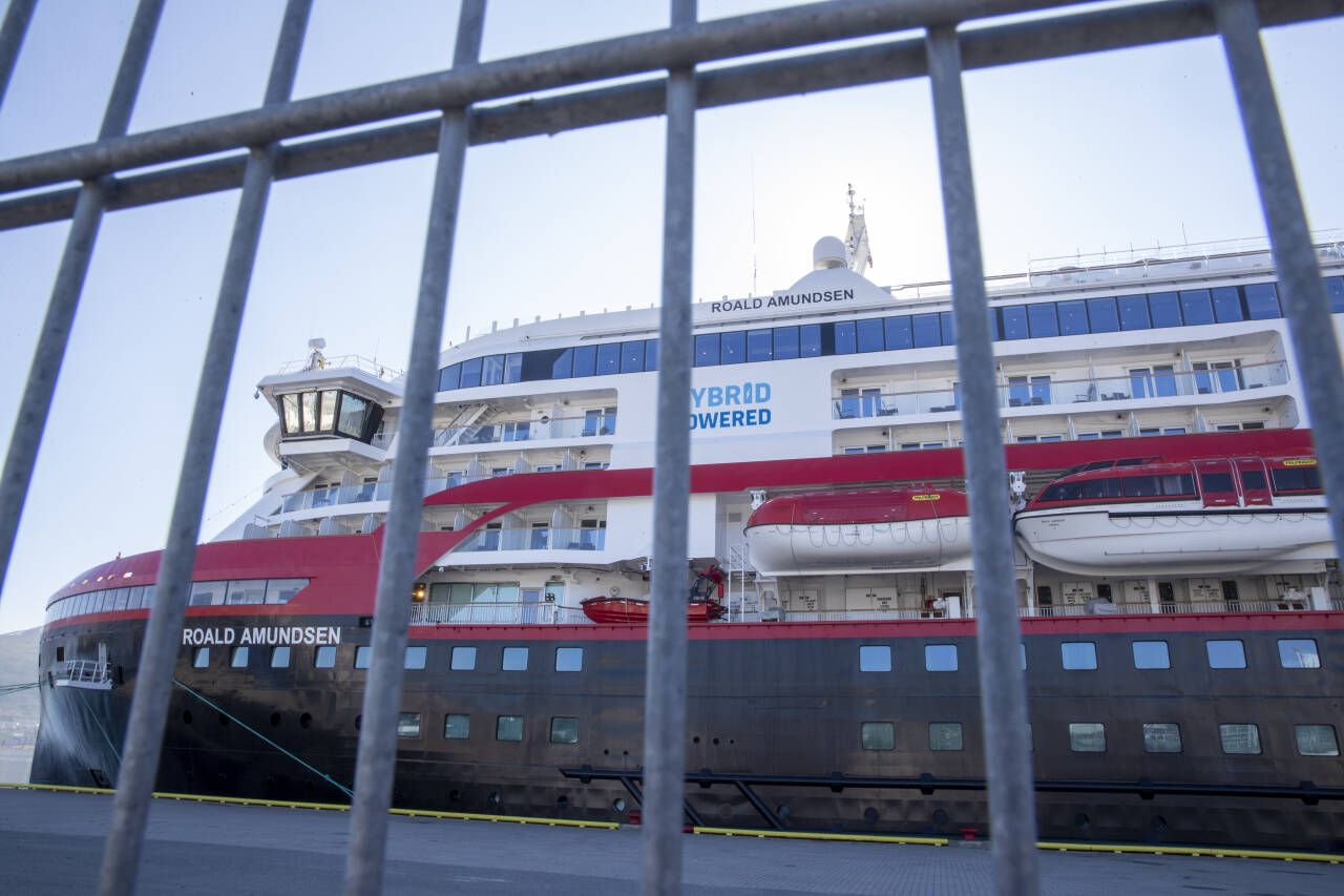 Hurtigruteskipet Roald Amundsen til kai i Tromsø i august 2020 etter smitteutbruddet. Nå har rederiet fått 1 million kroner i foretaksstraff.Arkivfoto: Terje Pedersen / NTB