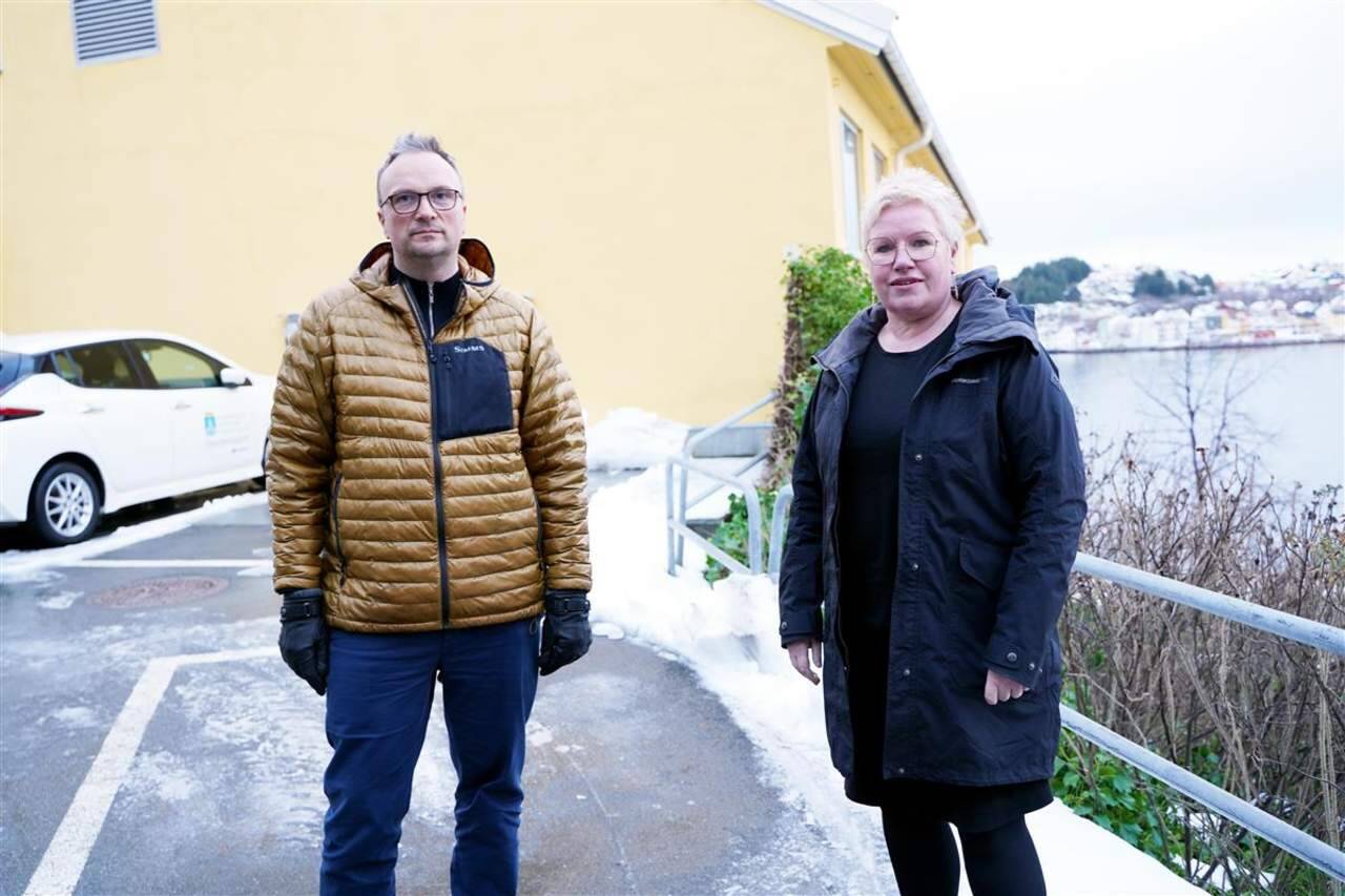Kommuneoverlege Askill Sandvik (t.v.) og kommunalsjef oppvekst Olaug Haugen. Foto: Ingunn Strand / Kristiansund kommune