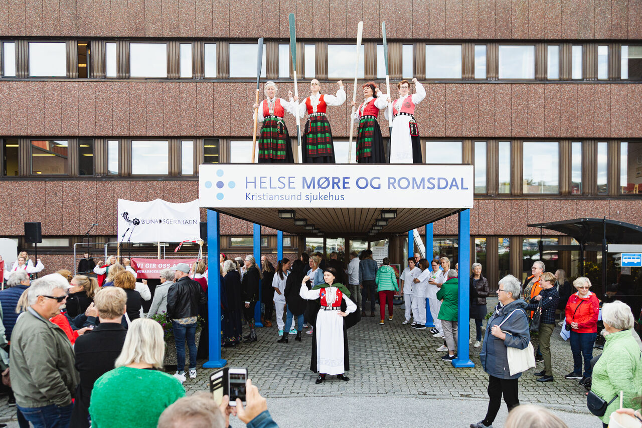 Grunnlegger av – og ambassadør for Bunadsgeriljaen. Her i front sammen med Bunadsgeriljaen foran Kristiansund sykehus ved en tidligere anledning. Foto: Steinar Melby / KSU.NO