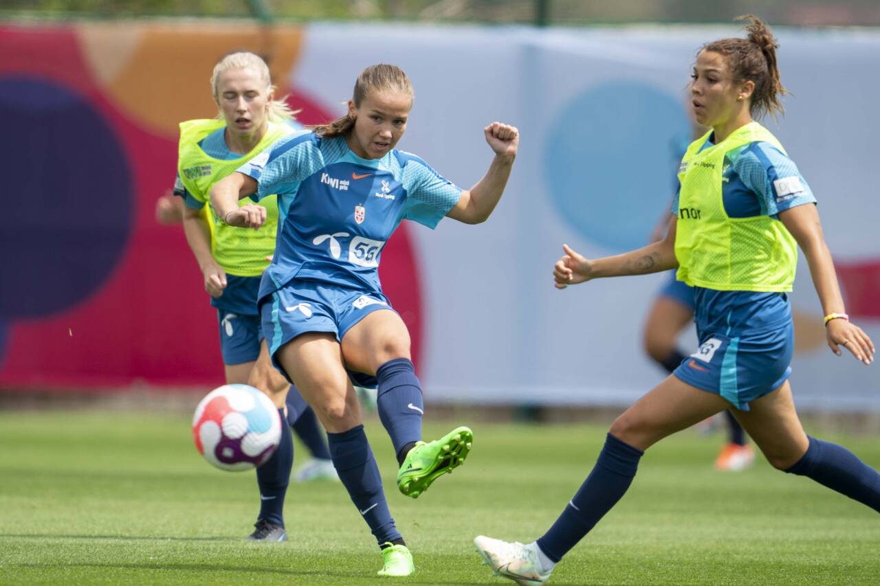 En tryllestav av en venstrefot, sier Chelsea-klubbvenninne Millie Bright om Guro Reiten. Her viser hun den fram under trening. Foto: Terje Pedersen / NTB