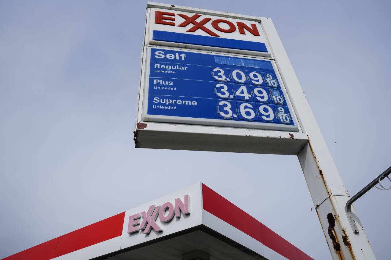 De høye oljeprisene fører både til skyhøye bensinpriser og rekordoverskudd for flere av de største oljeselskapene. Bildet viser en bensinstasjon drevet av Exxon Mobil i Philadelphia i USA. Foto: Matt Rourke / AP / NTB