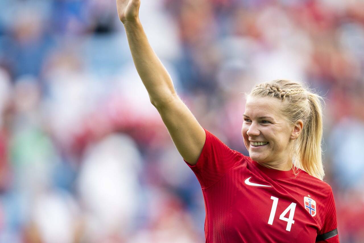 Ada Hegerberg smiler bredt i Norges 2-0-seier over New Zealand. Det knyttes stor spenning til hva hun kan få til i EM. Foto: Terje Pedersen / NTB