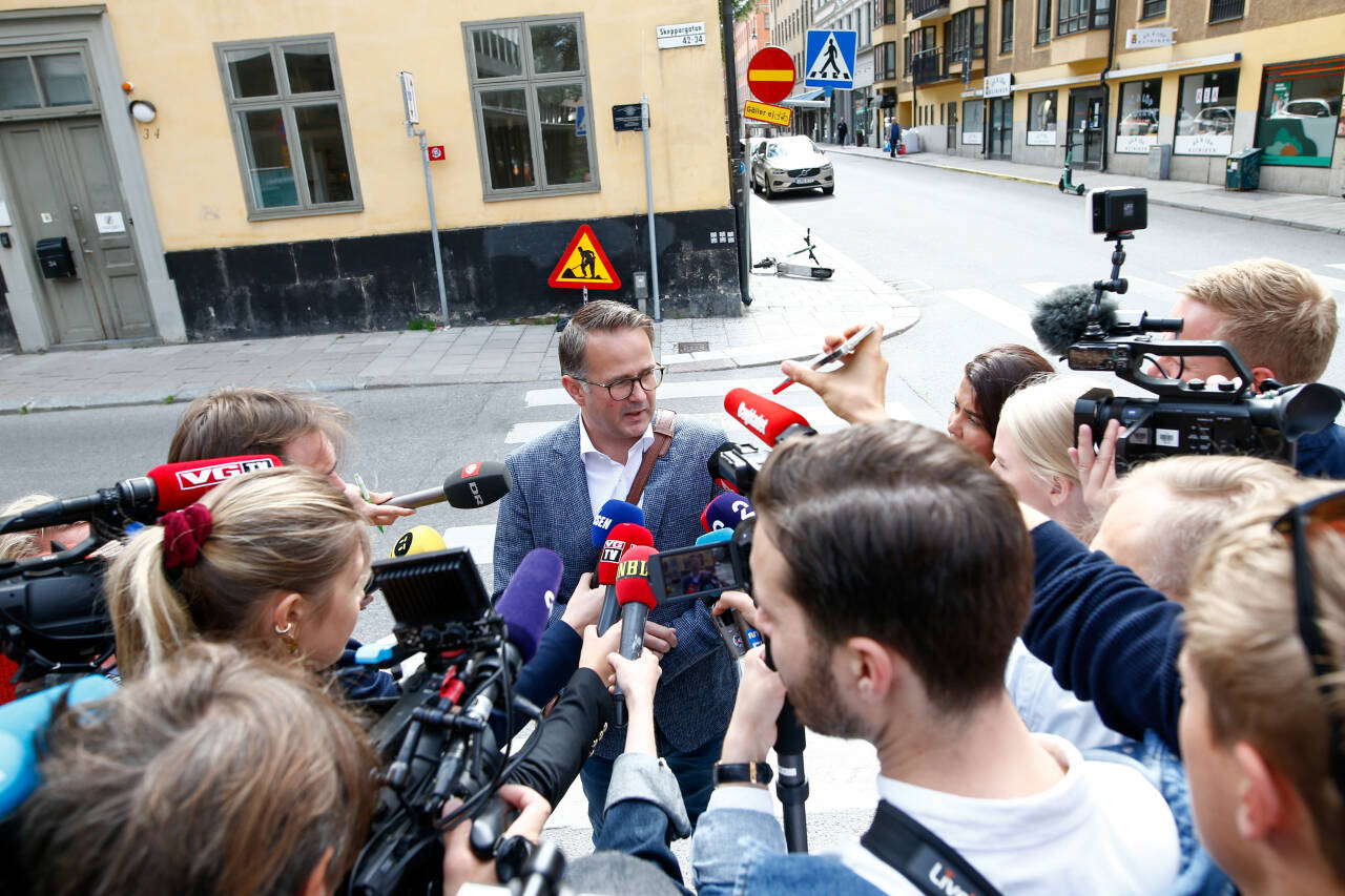 Mats Wilhelm Ruland møter pressen utenfor Näringslivets Hus i Stockholm der forhandlinger mellom SAS og de skandinaviske pilotforeningene pågår under lørdagen.Foto: Magnus Andersson/TT / NTB