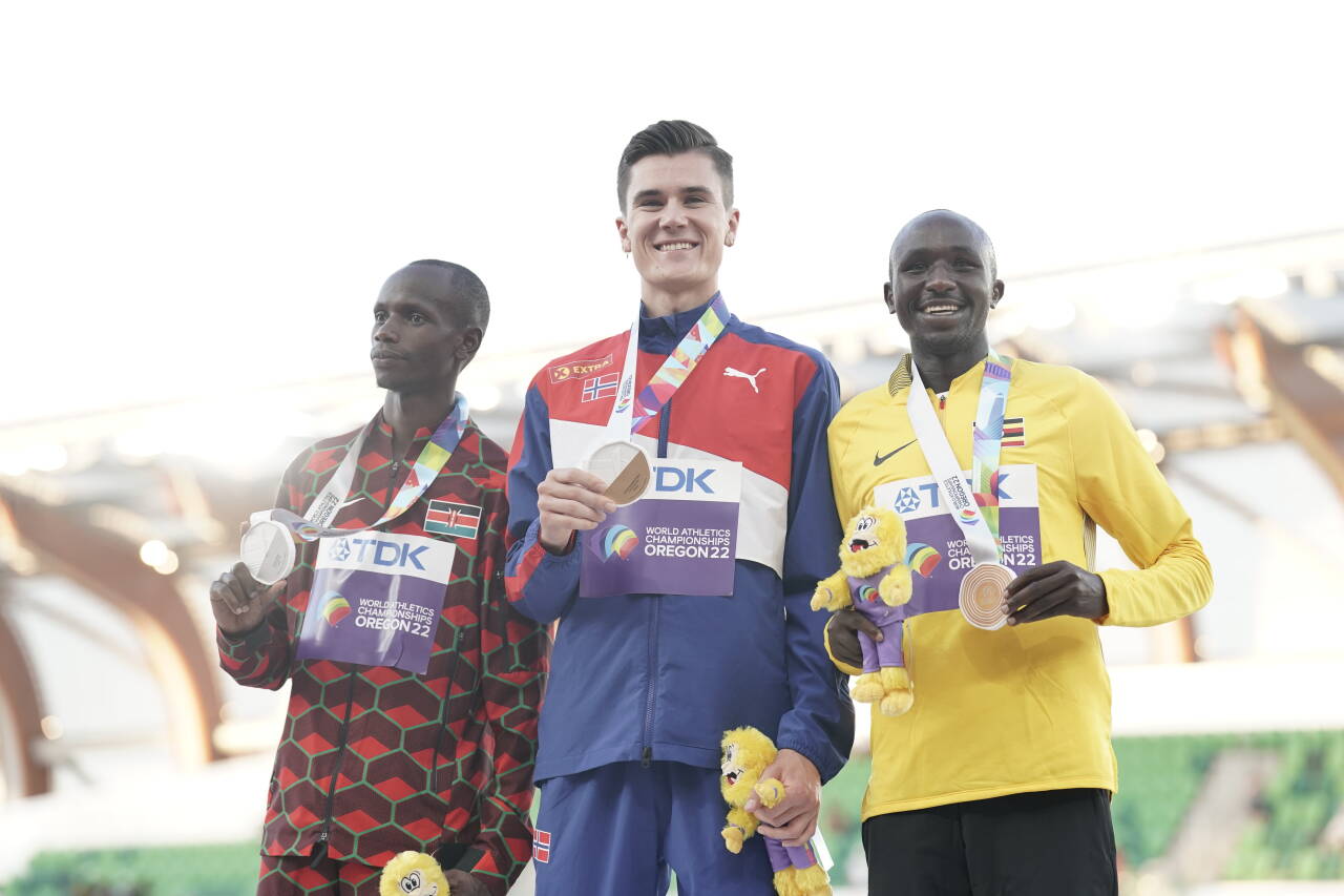 Jakob Ingebrigtsen får gullmedaljen etter seieren på 5000 meter i VM i friidrett 2022 på Hayward Field i Eugene, Oregon. Foto: Stian Lysberg Solum / NTB.