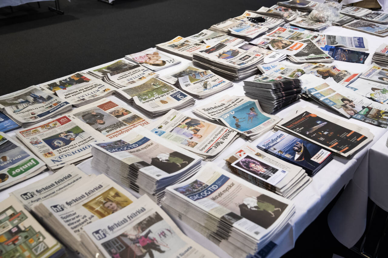 Et bord dekket med aviser under landsmøtet til Landslaget for lokalaviser (LLA) i 2019. Foto: Berit Roald / NTB