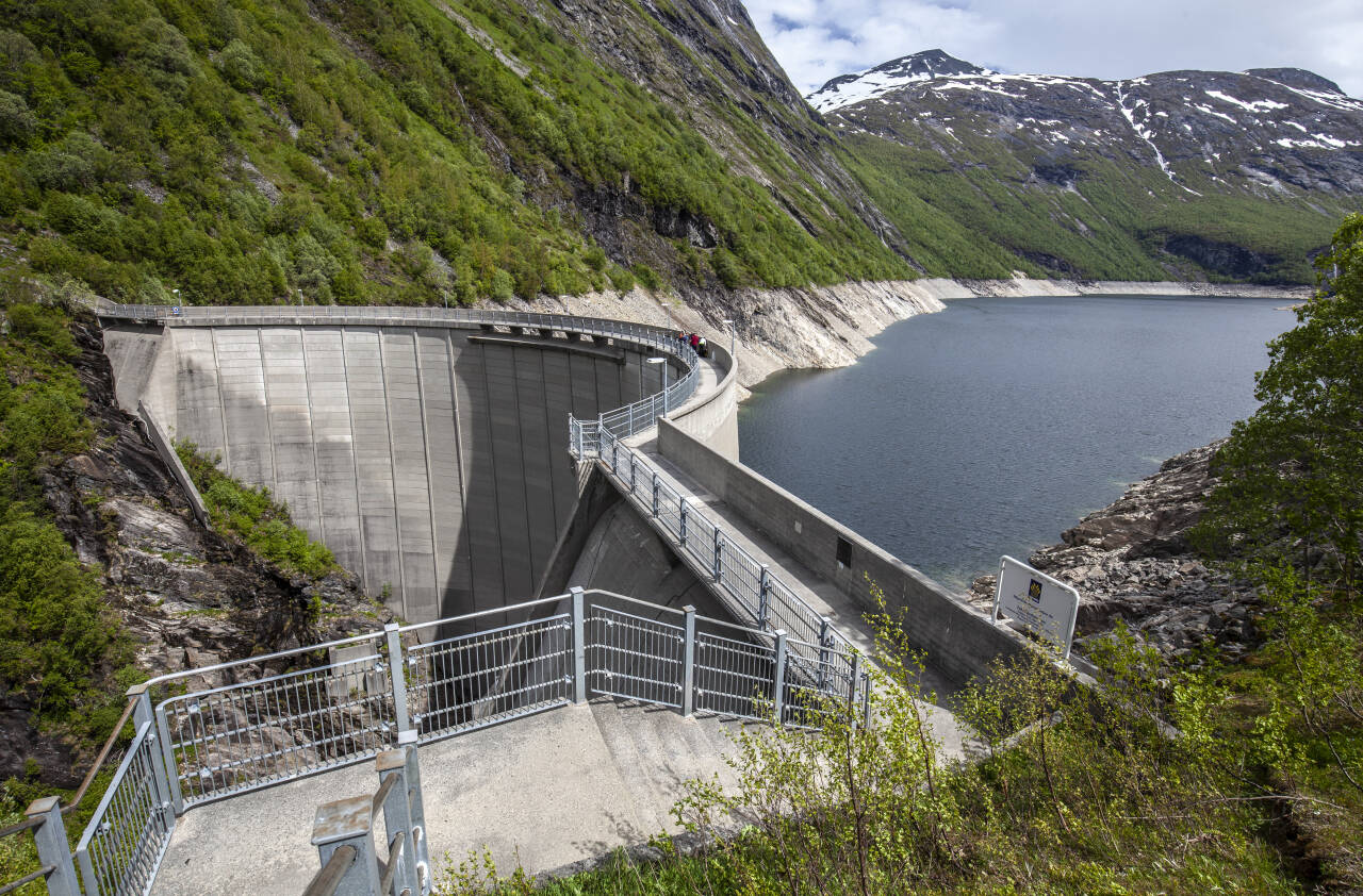 Lav vannstand i magasinene har ført til lavere kraftproduksjon i 2. kvartal i år. Her fra juni i  Zakariasdammen, som demmer opp Zakariasvatnet i Tafjord i Fjord kommune i Møre og Romsdal. Dammen er hovedmagasin for Tafjord Kraft AS.Foto: Halvard Alvik / NTB