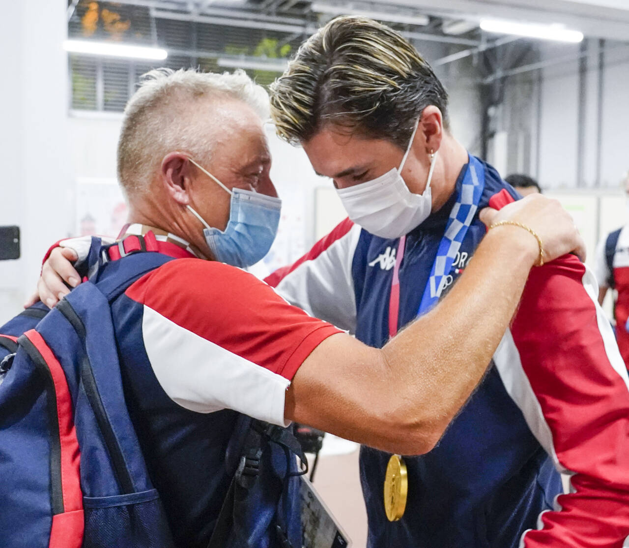 Gjert Ingebrigtsen gratulerer sønnen Jakob med OL-gull i fjor.Foto: Lise Åserud / NTB