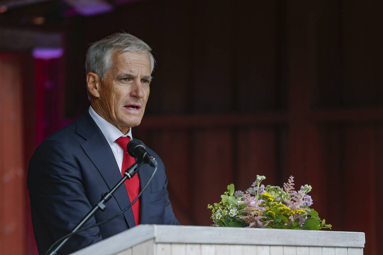 Statsminister Jonas Gahr Støre roste AUF og Støttegruppa under minnemarkeringen på Utøya, 11 år etter terrorangrepet 22. Juli 2011. Foto: Trond Reidar Teigen / NTB