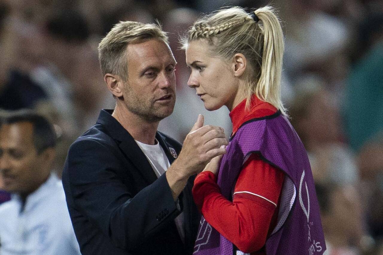 Ada Hegerberg og landslagssjef Martin Sjögren etter 0-8-tapet for England. Foto: Terje Pedersen / NTB