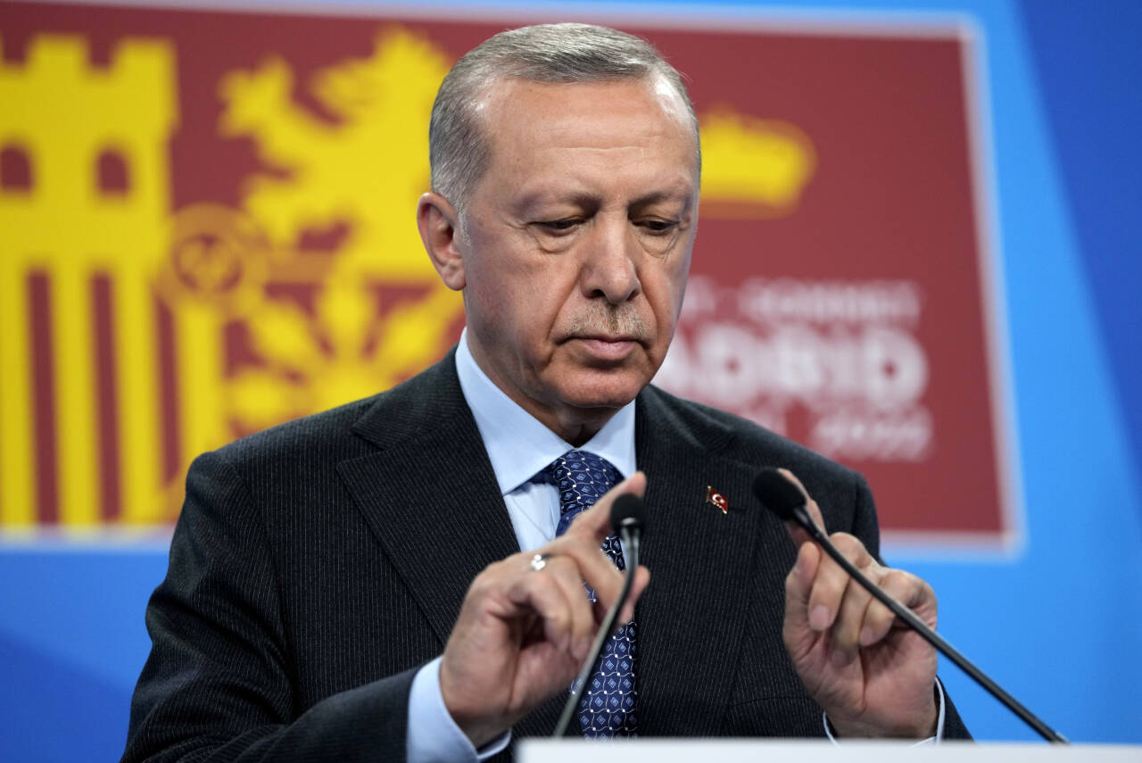 Tyrkias president Recep Tayyip Erdogan sjekker mikrofonene før en pressekonferanse under Nato-toppmøtet i Madrid 30. juni. Foto: Manu Fernandez / AP / NTB