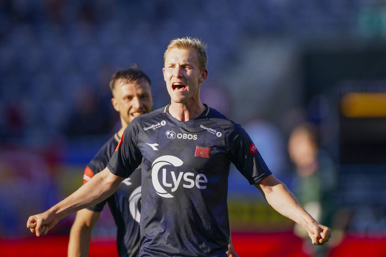 Viljar Vevatne sendte av gårde et prosjektil like før pause av kampen hjemme mot Sparta Praha i 2. kvalifiseringsrunde til conferenceligaen i fotball. Foto: Jan Kåre Ness / NTB