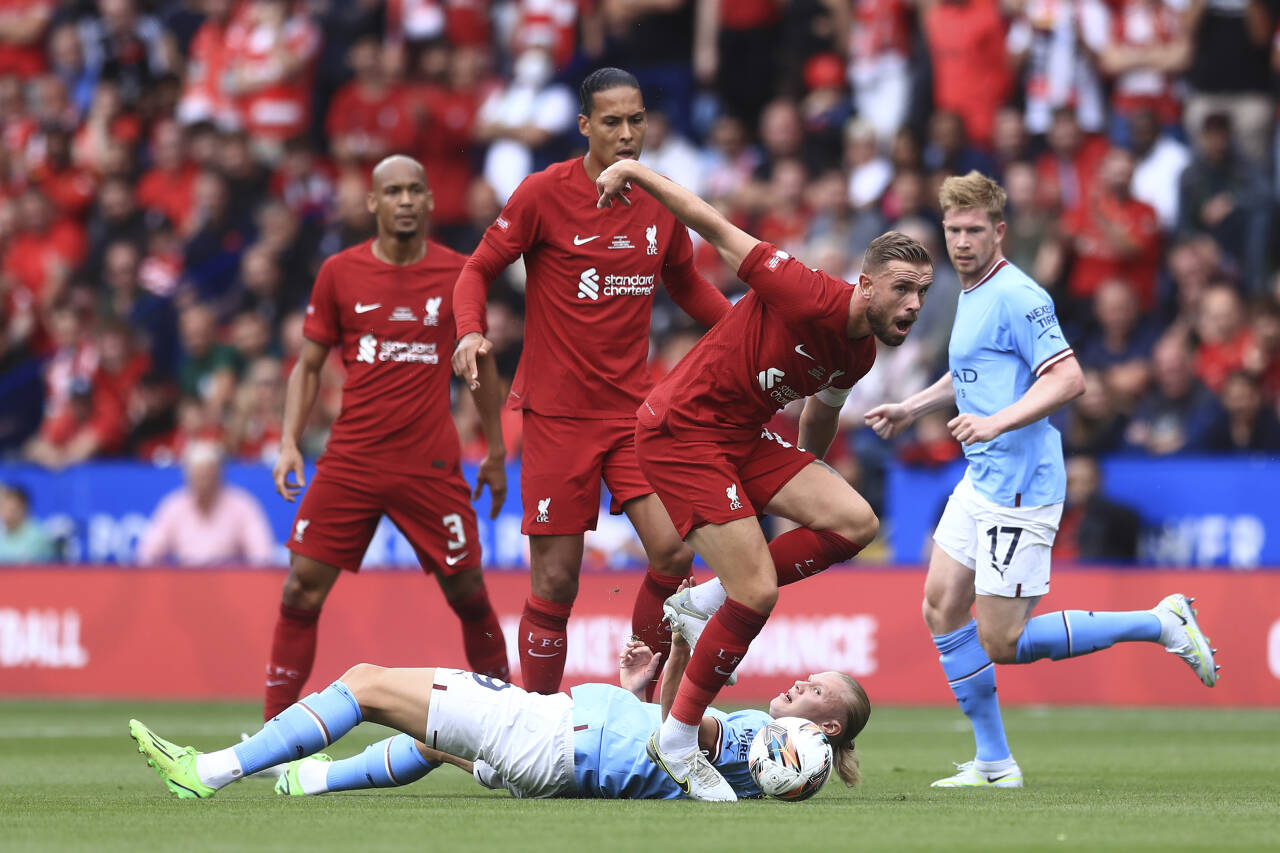 Manchester Citys Erling Braut Haaland (på ryggen) fikk det tøft mot Liverpool. Foto: Leila Coker, AP / NTB