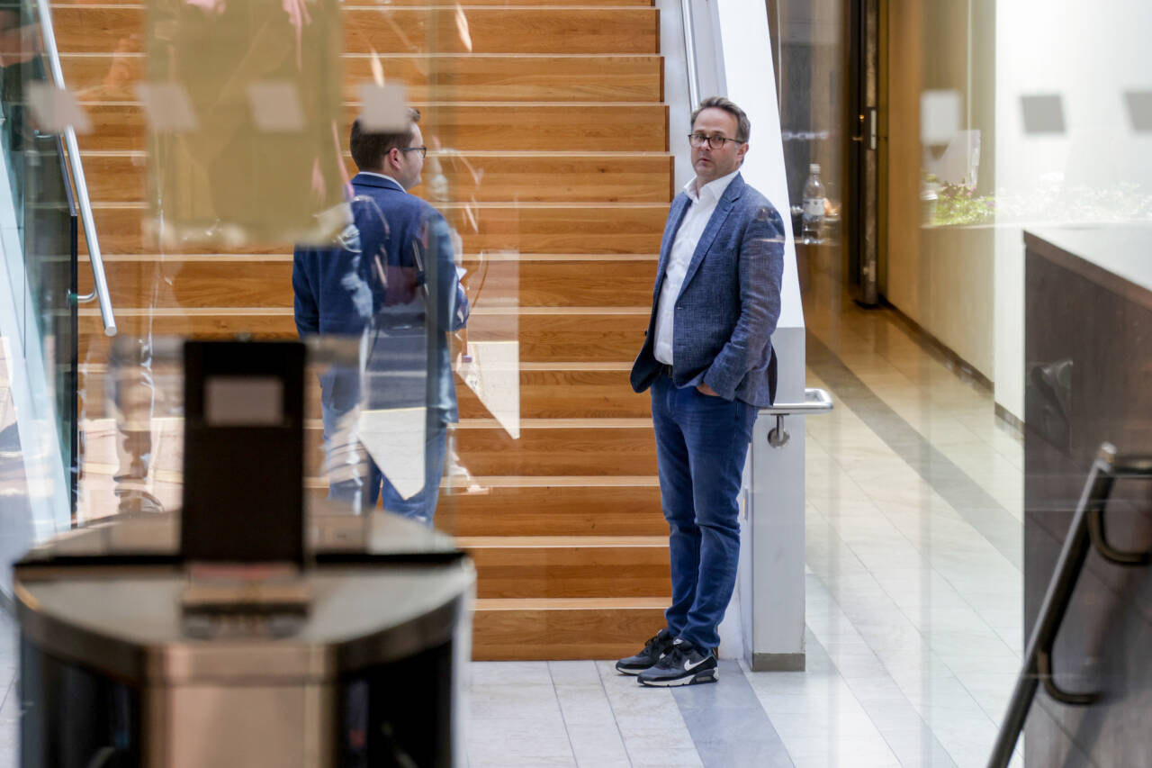 Den norske mekleren Mats Wilhelm Ruland håper på en avklaring mandag. Forhandlingene pågår i Näringslivets Hus i Stockholm. Foto: Carolina Byrmo/TT / NTB