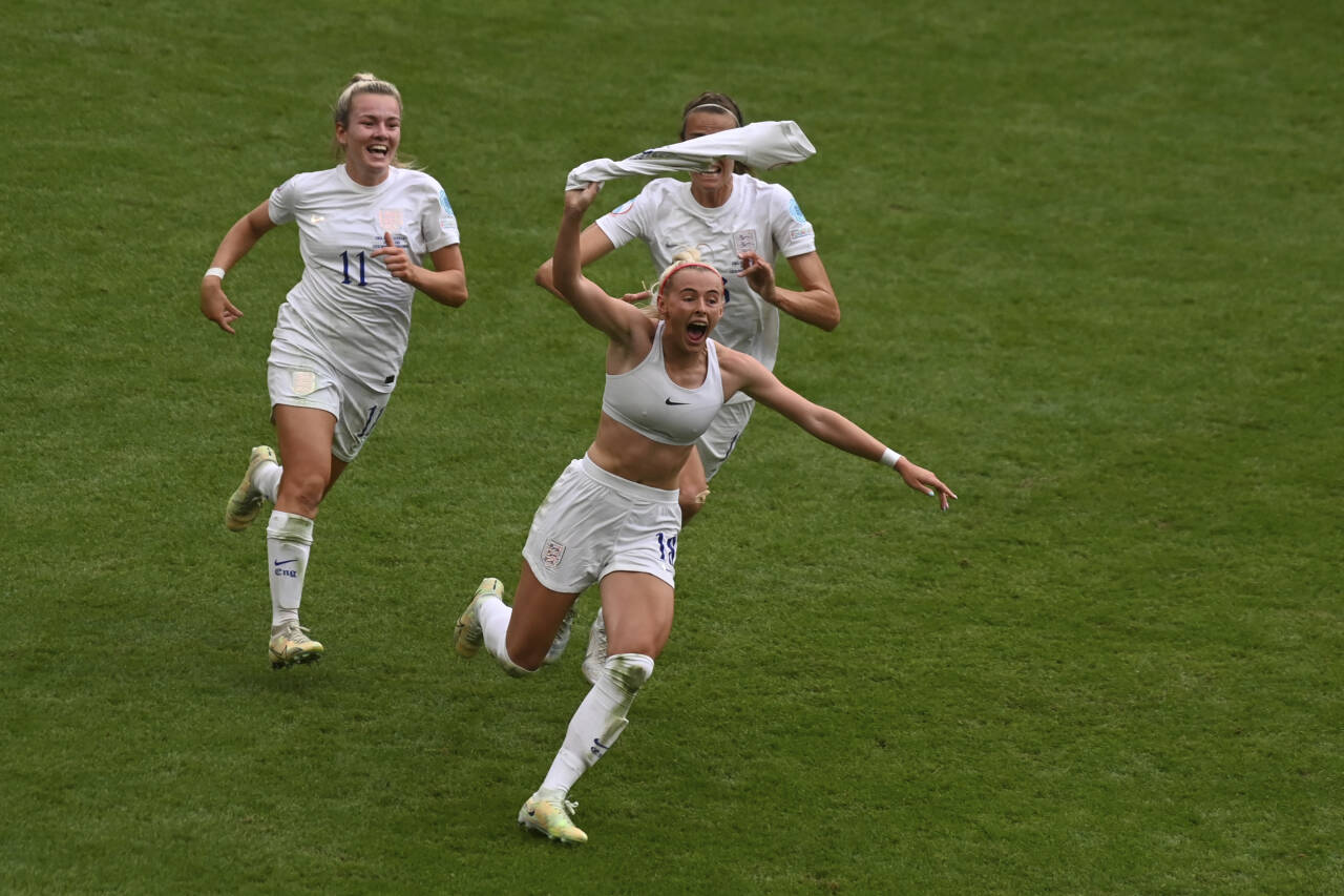 Chloe Kelly jubler etter å ha scoret Englands vinnermål i EM-finalen mot Tyskland. Foto: Rui Vieira, AP / NTB