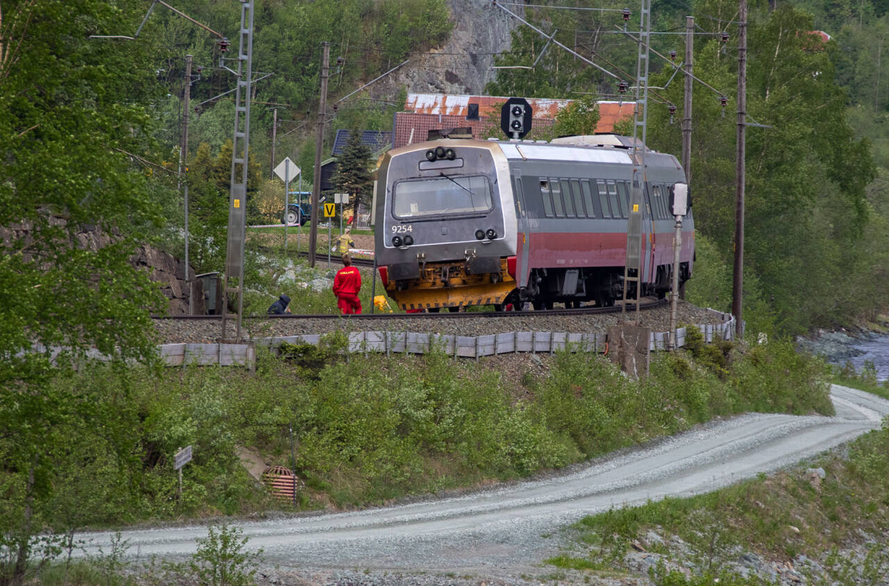 På månedens siste dag omkom en traktorfører i en kollisjon med et tog ved Støren i Trøndelag. I mai omkom 21 mennesker i trafikken i Norge. Foto: Per Jostein Wolden / Gauldalsposten / NTB