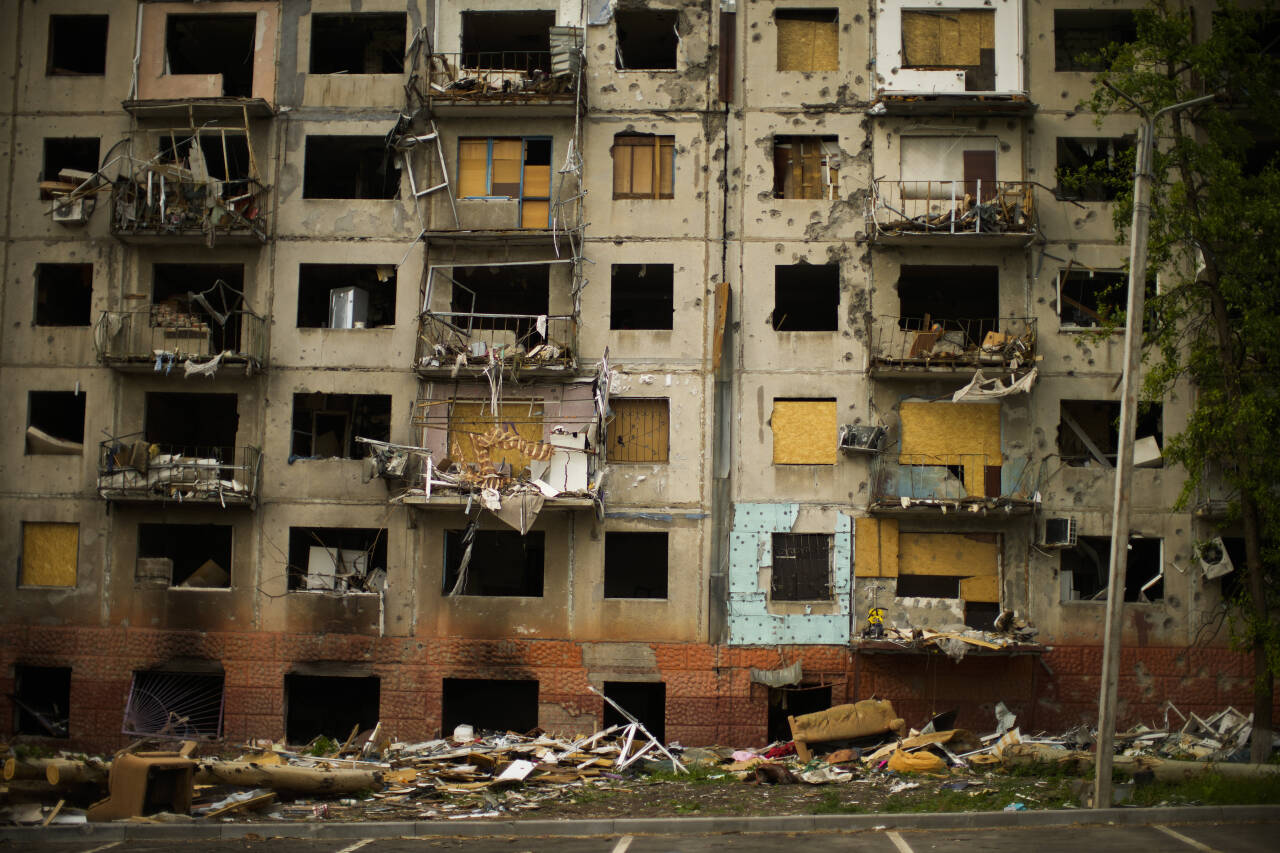 En boligbygning i Kramatorsk er utbombet etter russiske luftangrep. Foto: Francisco Seco / AP / NTB