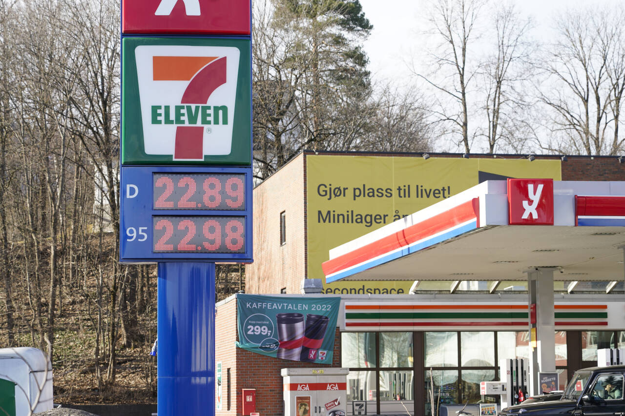 KRAFTIG ØKNING: Pumpeprisen på diesel og bensin har steget kraftig på ett år, og det ser ut til å fortsette. NAF mener myndighetene må gripe inn. Foto: Lise Åserud / NTB
