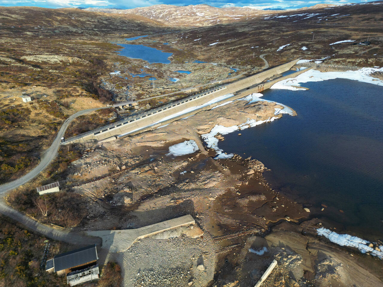 Bildet viser den lave vannstanden i Kalhovdfjorden sør på Hardangervidda tidlig i juni. Fyllingsgraden i de norske vannmagasinene er stigende, men fortsatt lavere enn det som er normalt. Arkivfoto: Ørn E. Borgen / NTB