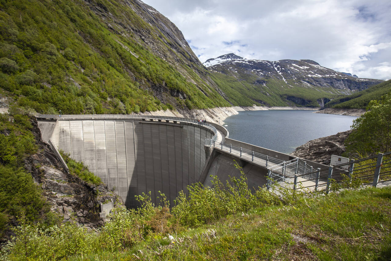 Norge eksporterte rekordmye vannkraft i i fjor. Her ser vi Zakariasdammen som demmer opp Zakariasvatnet i Tafjord i Fjord kommune i Møre og Romsdal. Dammen er hovedmagasin for Tafjord Kraft AS. Foto: Halvard Alvik / NTB