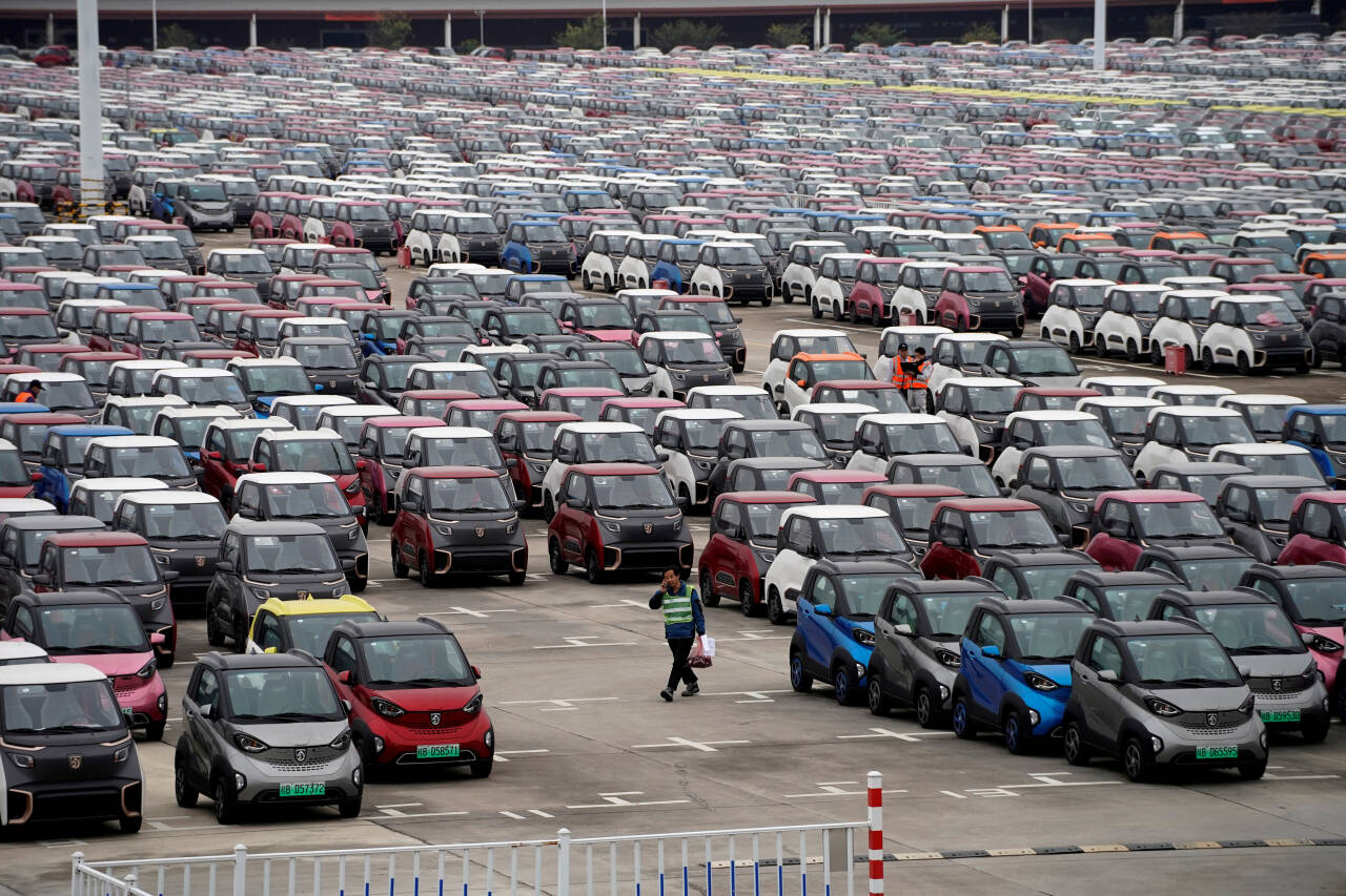 MANGE: Ifølge IEA er det rundt 450 forskjellige elbilmodeller tilgjengelig på det globale markedet. I Kina er det særlig de små som er populære. Foto: Reuters