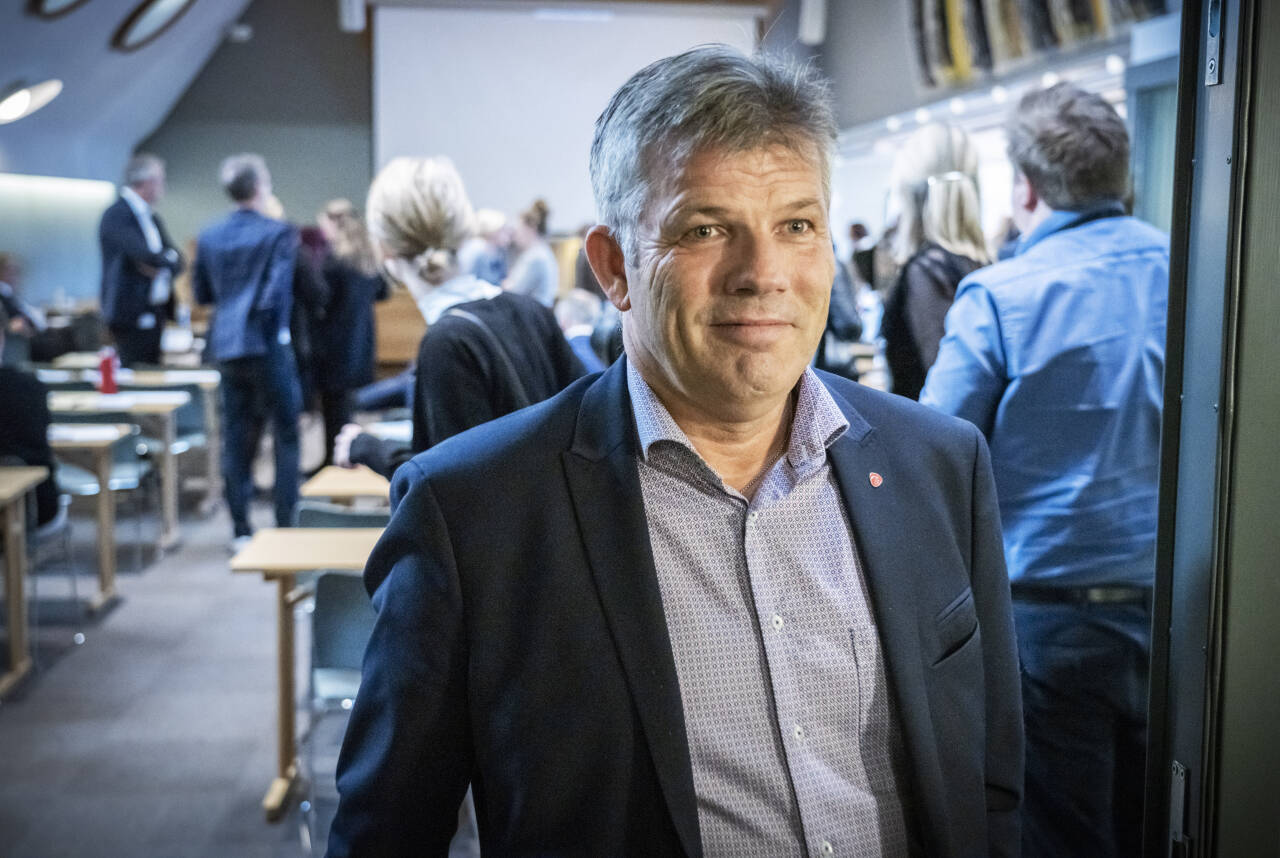 fiskeri- og havminister Bjørnar Skjæran (Ap) sier næringslivet spiller en nøkkelrolle i å styrke Norges posisjon innenfor sjømat og skipsfart. Nå får elleve prosjekter for bærekraftig havbruk og utslippskutt fra skip får til sammen 100 millioner kroner til forskning og innovasjon. Foto: Ole Berg-Rusten / NTB