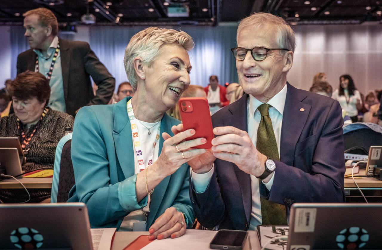 LO-leder Peggy Hessen Følsvik sammen med statsminister Jonas Gahr Støre (Ap) på LOs 35. ordinære kongress. Foto: Ole Berg-Rusten / NTB