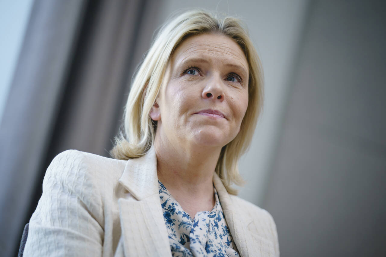 Frp-leder Sylvi Listhaug refser regjeringen for ikke å redusere drivstoffavgiftene. Foto: Stian Lysberg Solum / NTB